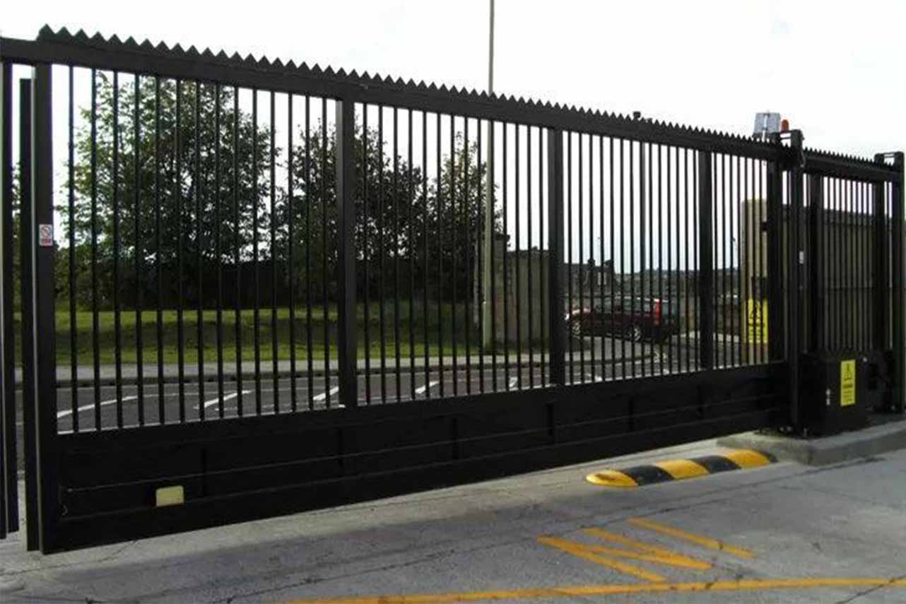 portail-autoportant-acier-industriel-a-soubassement-gris-anthracite-pv2