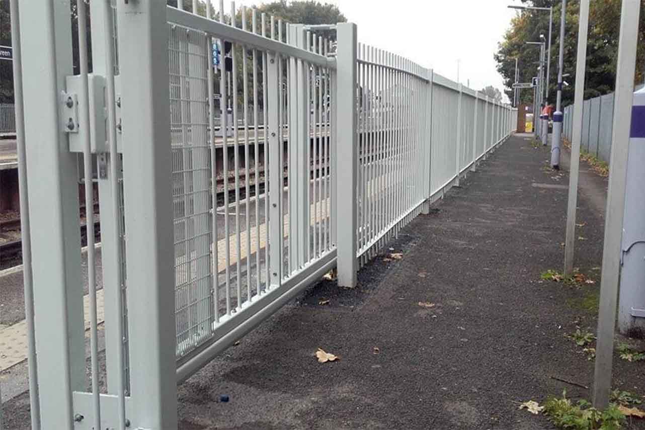 portail-autoportant-acier-industriel-barreaudage-tube-passant-gris-anthracite-pv2