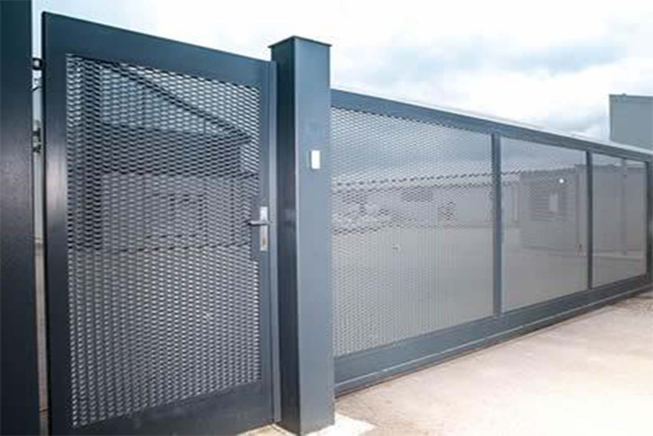 portail-autoportant-acier-industriel-tole-perforee-gris-anthracite-pv2