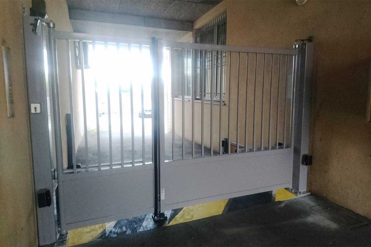 portail-battant-acier-industriel-a-soubassement-gris-anthracite-pv1