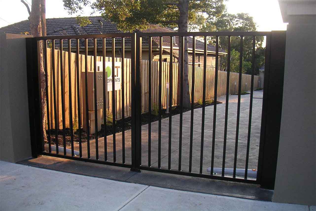 portail-battant-acier-industriel-barreaudage-carre-gris-anthracite-pv1