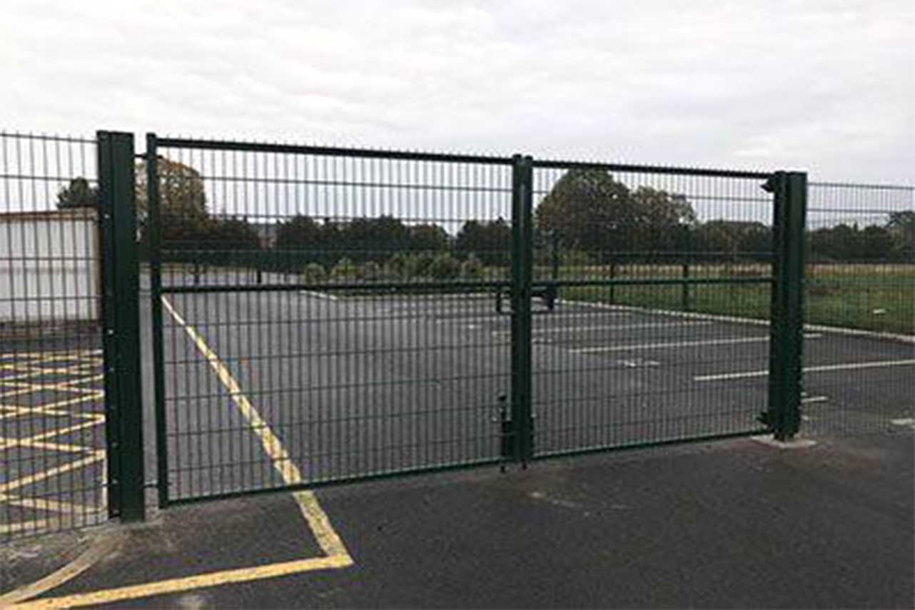 portail-battant-acier-industriel-grillage-gris-anthracite-pv1