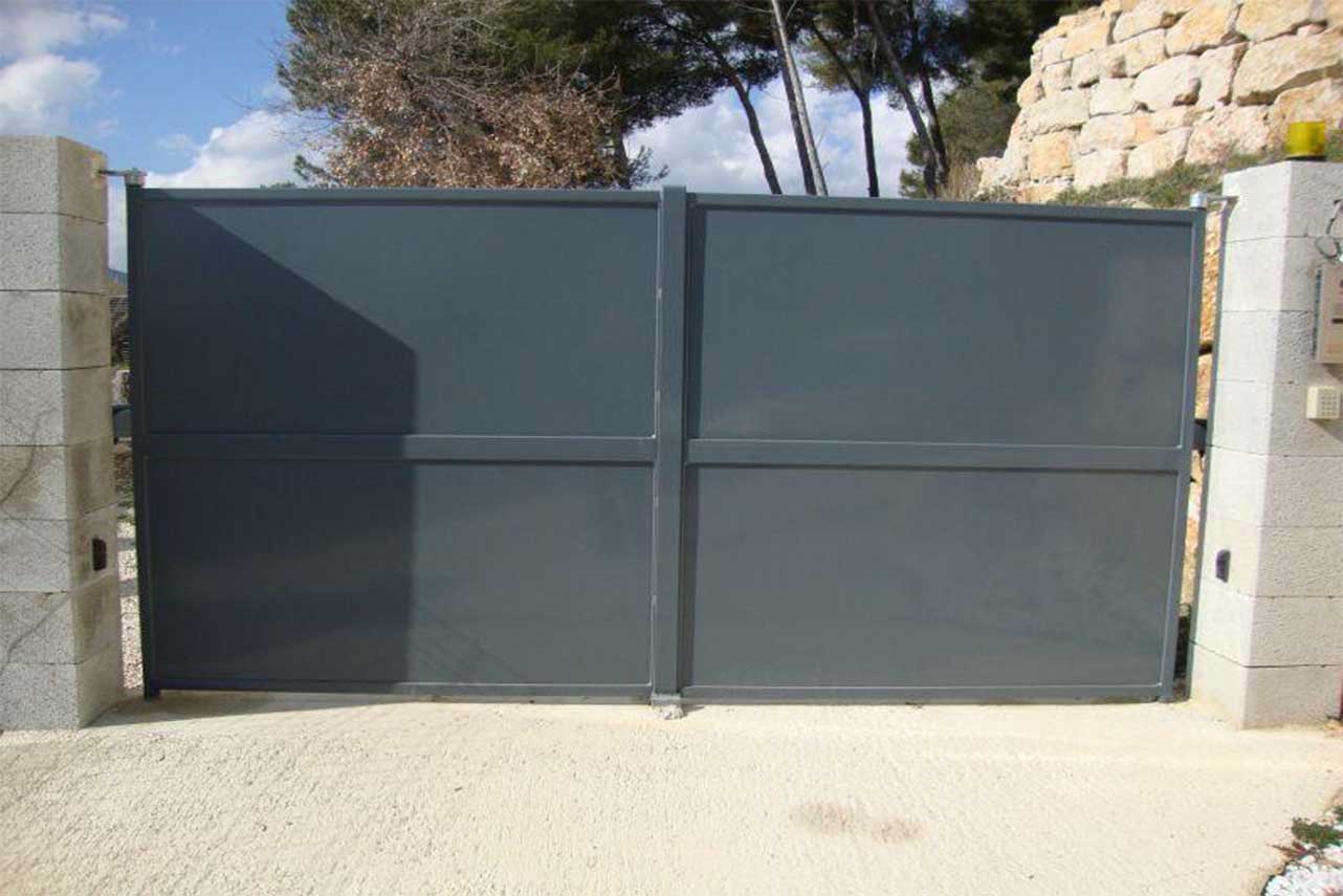 Portail battant tôlé