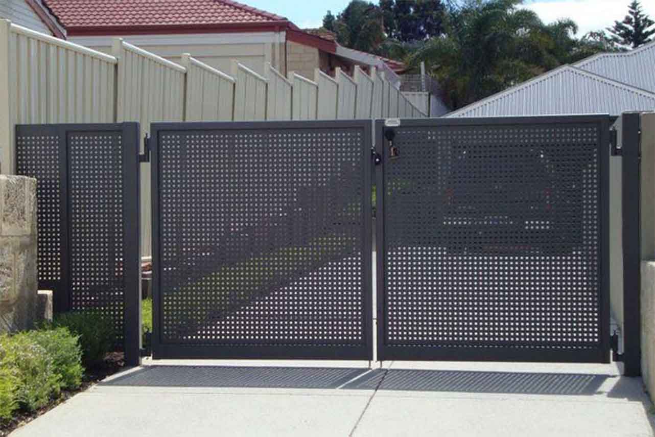 portail-battant-acier-industriel-tole-perforee-gris-anthracite-pv1