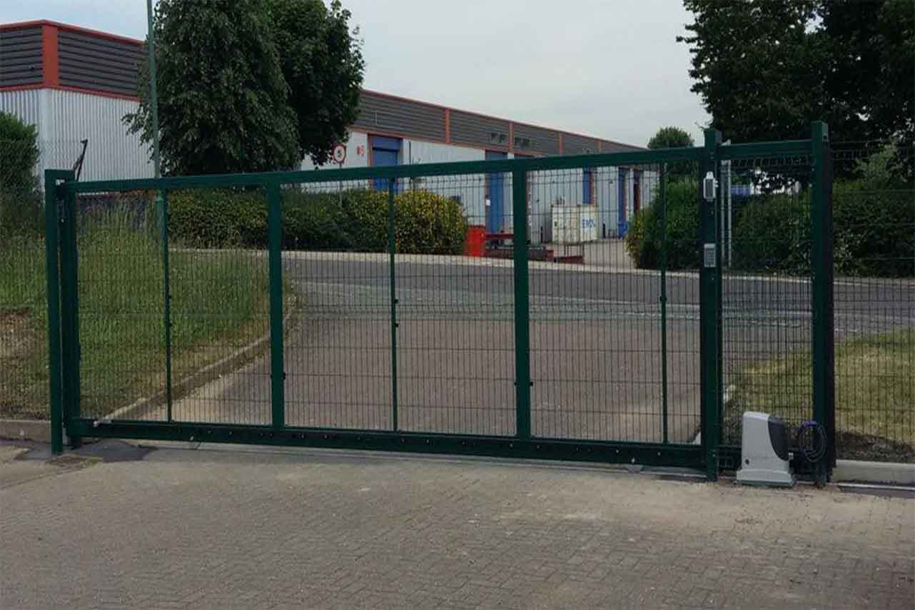 portail-coulissant-acier-industriel-grillage-gris-anthracite-pv1