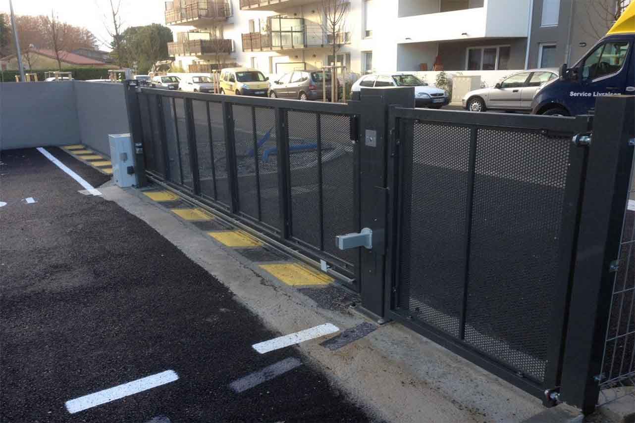 portail-coulissant-acier-industriel-tole-perforee-gris-anthracite-pv2