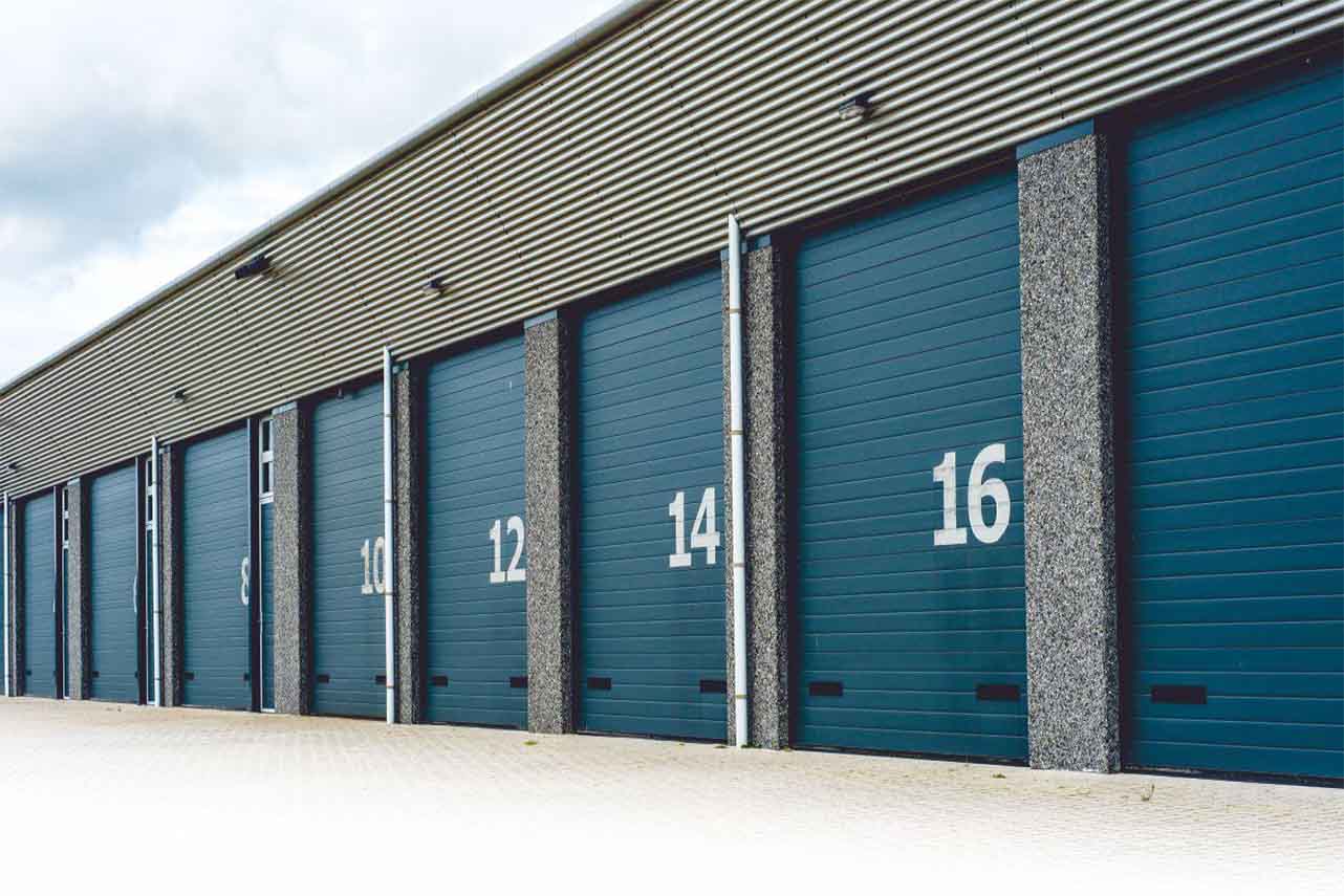 porte-sectionnelle-industrielle-levante-woodgrain-gris-anthracite-7016-4m-pv1