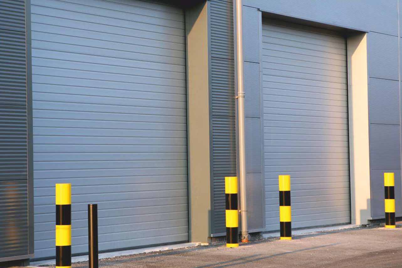 porte-sectionnelle-industrielle-levante-woodgrain-gris-anthracite-7016-4m-pv2