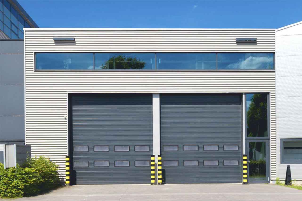 porte-sectionnelle-industrielle-levante-woodgrain-gris-anthracite-7016-4m-pv3