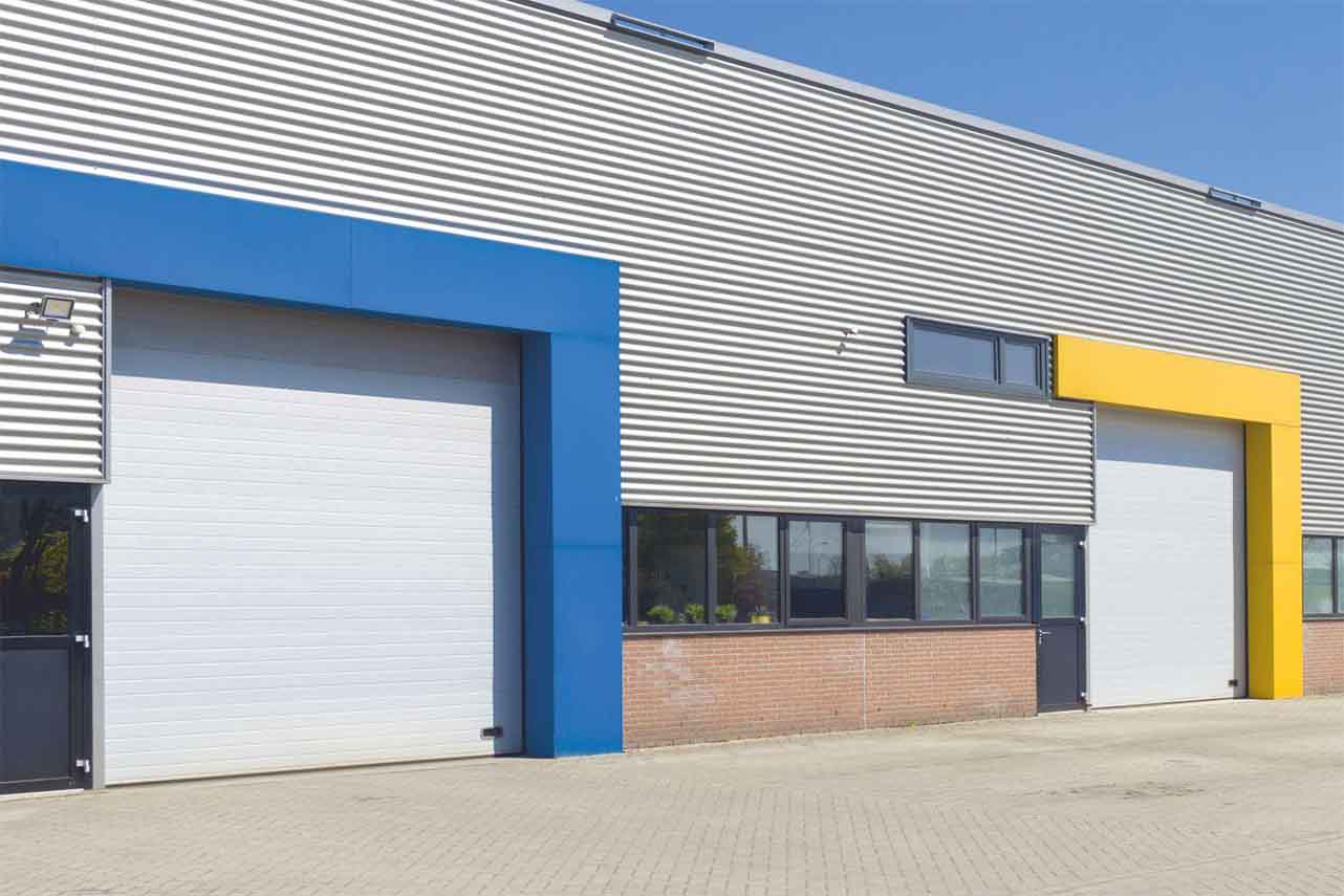 porte-sectionnelle-industrielle-levante-woodgrain-gris-anthracite-7016-4m-pv4