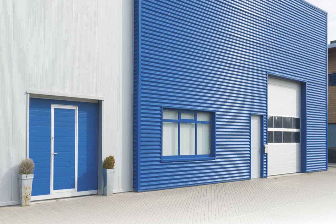 porte-sectionnelle-industrielle-levante-woodgrain-gris-anthracite-7016-4m-pv5