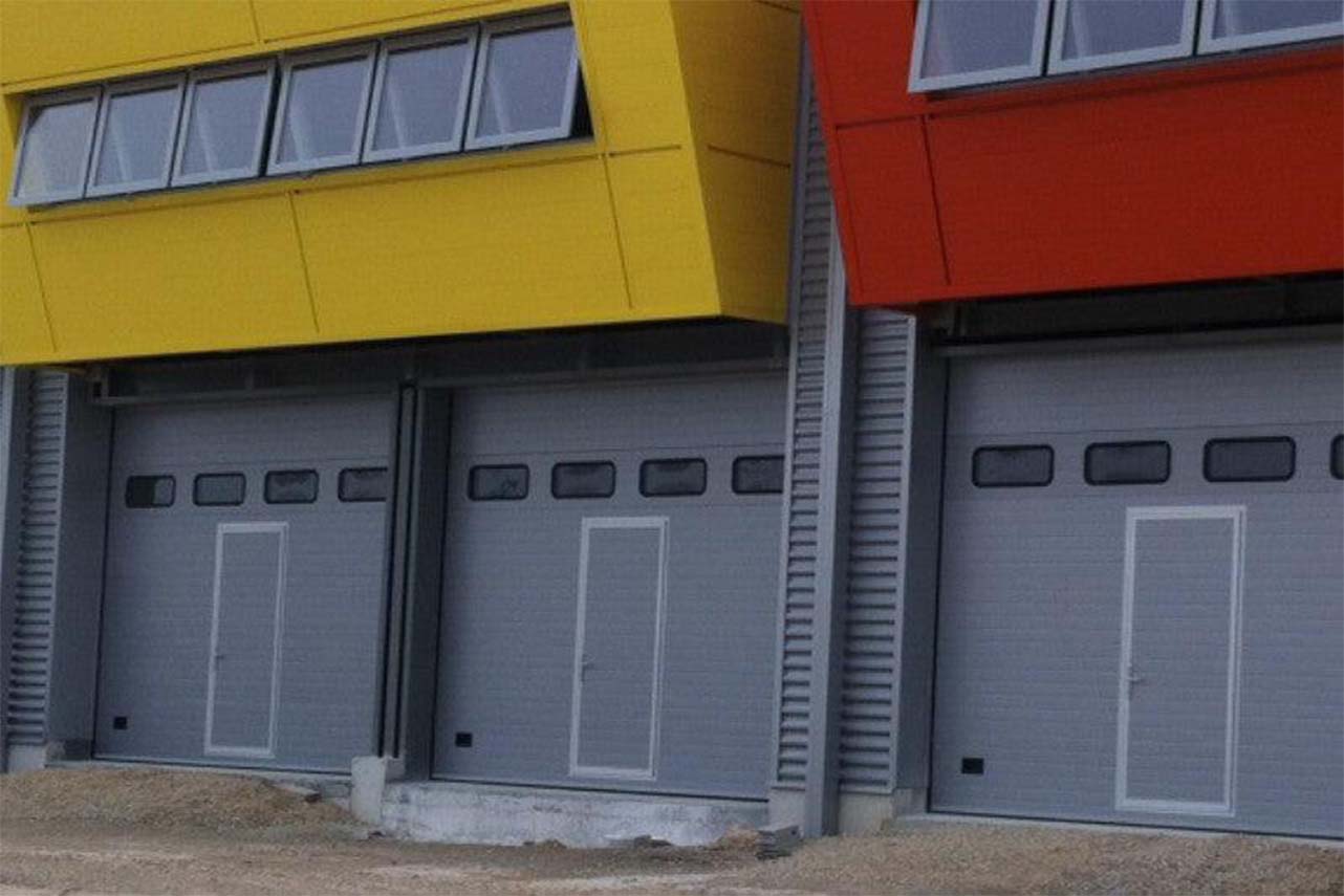 porte-sectionnelle-industrielle-levante-woodgrain-gris-anthracite-7016-4m-pv6