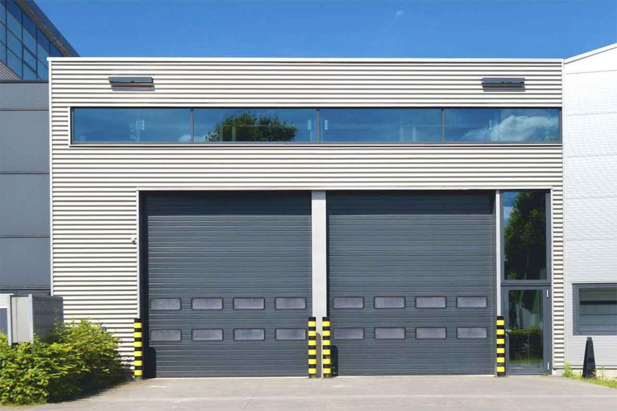 porte-sectionnelle-industrielle-levante-woodgrain-gris-anthracite-7016-8m-pv3