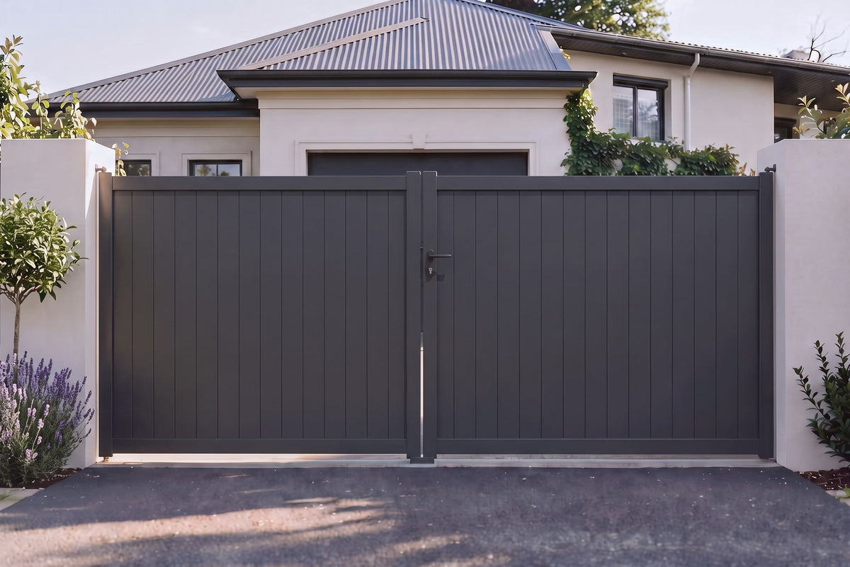 Portail battant plein standard gris anthracite