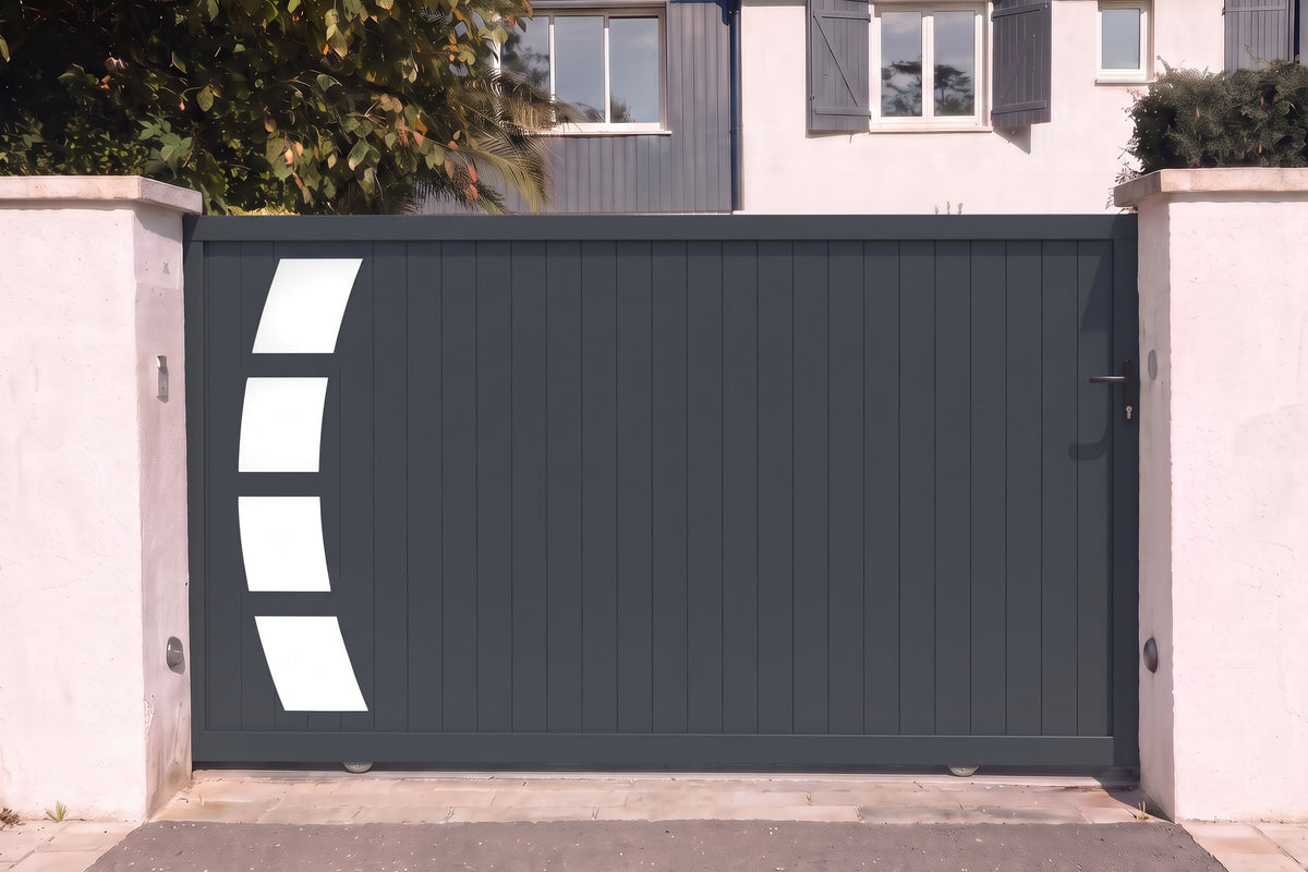 Portail coulissant plein avec finition aluminium gris anthracite