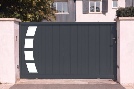 Portail coulissant plein avec finition aluminium gris anthracite