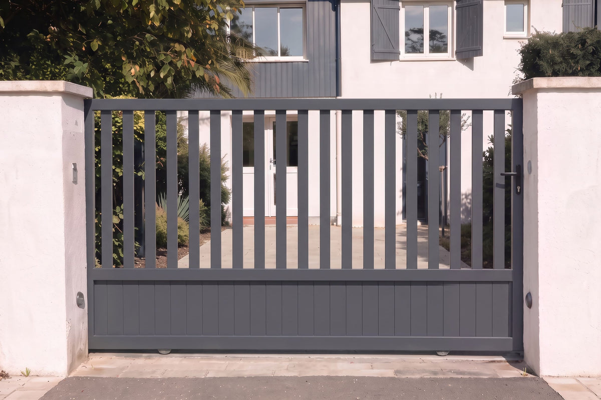 Portail coulissant semi-barreaudé standard gris anthracite