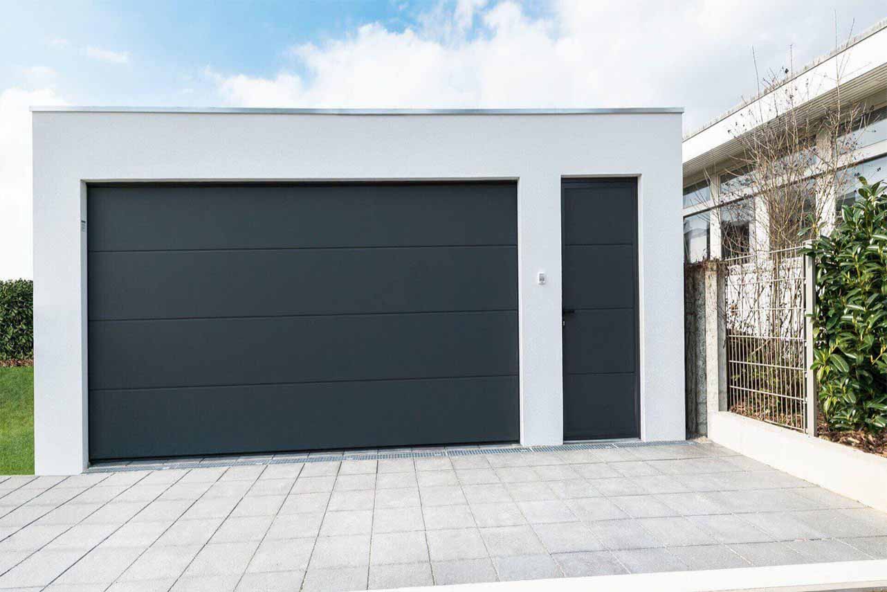 porte-sectionnelle-garage-levante-lisse-gris-anthracite-7016-pv1