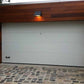 porte-sectionnelle-garage-levante-woodgrain-blanc-pur-pv1