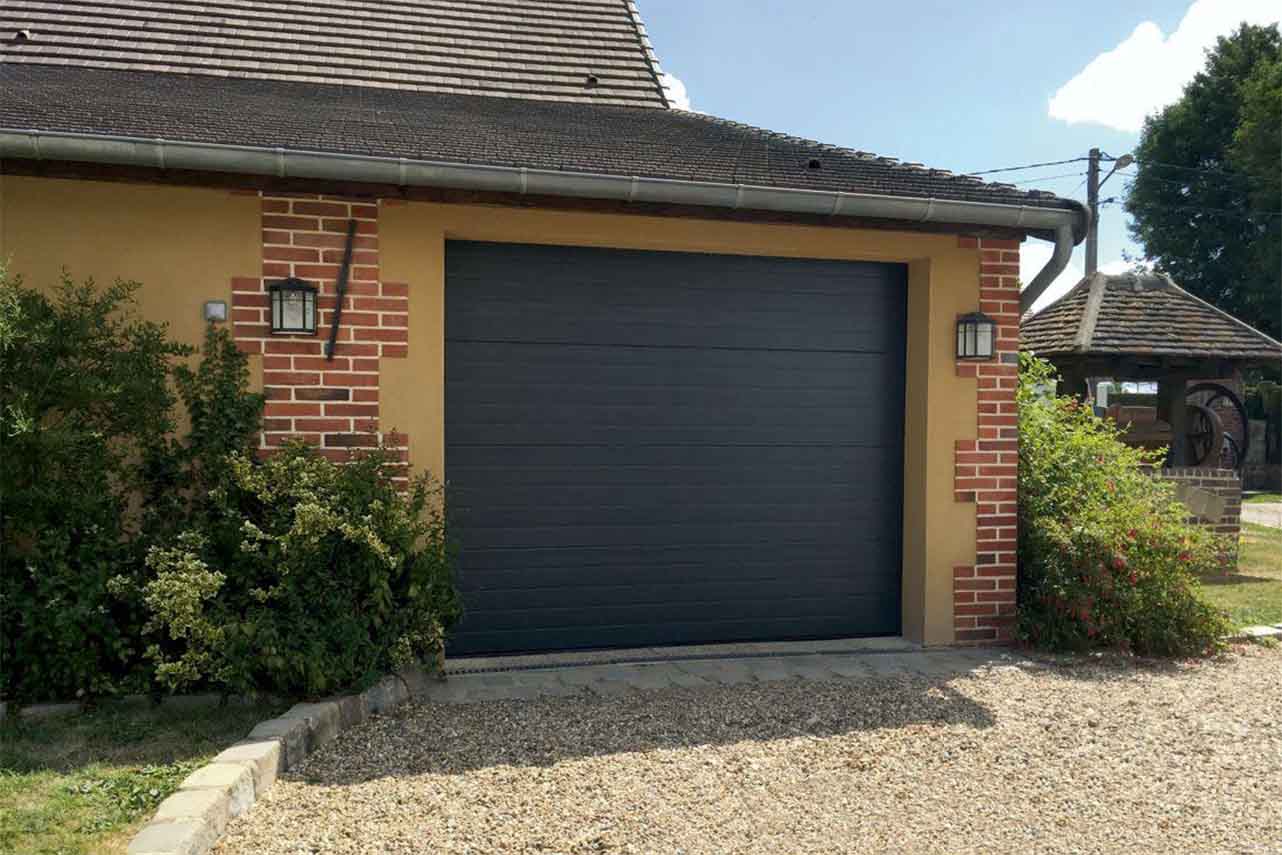 porte-sectionnelle-garage-levante-woodgrain-gris-anthracite-7016-pv1