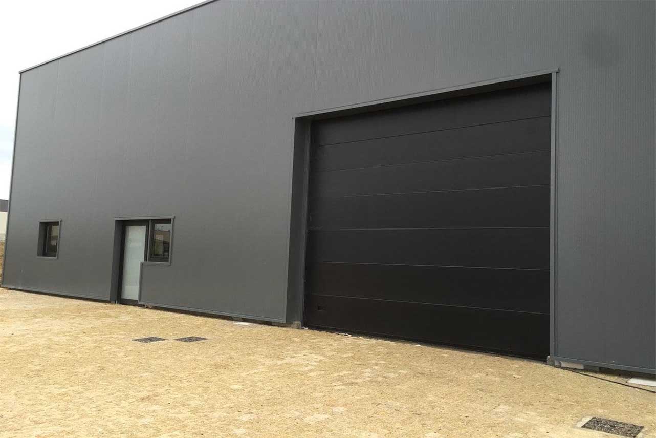 porte-sectionnelle-industrielle-levante-lisse-gris-anthracite-7016-8m-pv1